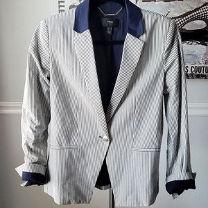 Blue/white blazer size 6, faux pockets
